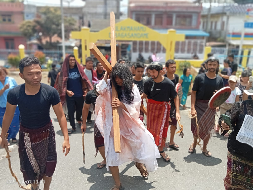 prosesi_jalan_salib_di_siantar_pengakuan_pemeran_yesus_bikin_haru