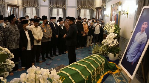 prosesi_pemakaman_eril_di_cimaung_bandung_dikawal_300_aparat_keamanan
