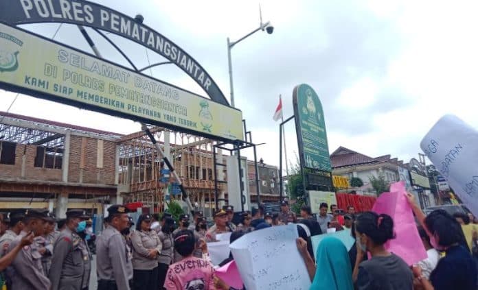 protes_disebut_sarang_narkoba_puluhan_warga_geruduk_polres_pematang_siantar