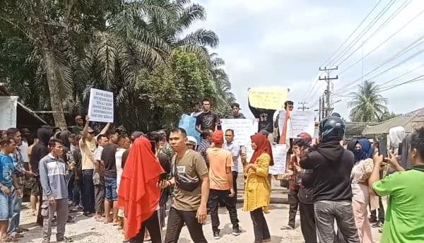 protes_jalan_rusak_akibat_proyek_tol_kisaran_warga_desa_gedangan_blokir_jalan