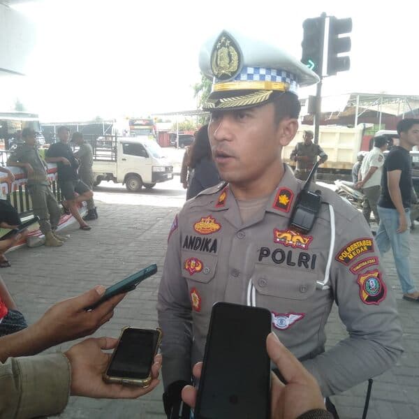 protes_penertiban_pool_bus_sopir_tutup_jalan_jamin_ginting_medan