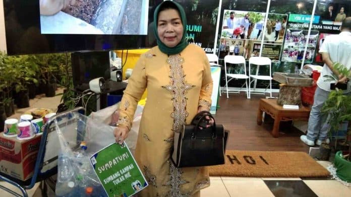 prsu_ke_49_tahun_ada_program_sumbang_sampah_tukar_mie_di_stand_dinas_lhk_sumut