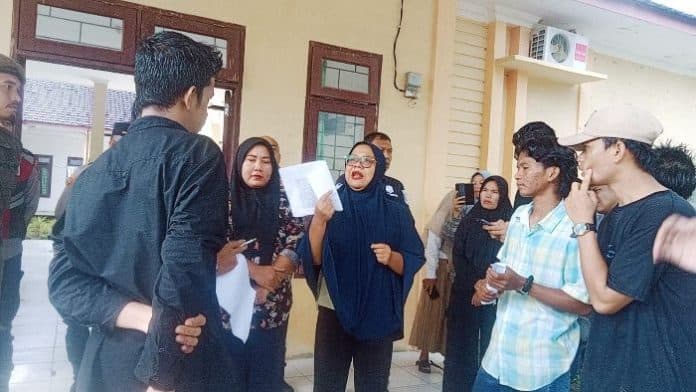 pt_msj_diduga_buang_limbah_ke_sungai_puluhan_mahasiswa_ppl_pl_demo_ke_polres_dan_dinas_lhk_palas