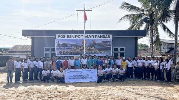 pt_pln_indonesia_power_ubp_lba_sumbang_1000_paving_blok_untuk_pos_binpotmar_pandan