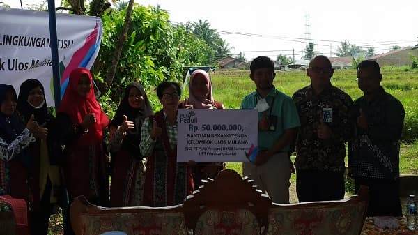 pt_pln_upt_siantar_serahkan_bantuan_benang_untuk_penenun_ulos_nagori_karang_bangun