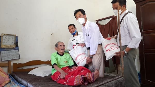 pt_sttc_kembali_menjalin_tali_asih_kali_ini_salurkan_bantuan_sembako_di_panti_jompo_rantau_prapat
