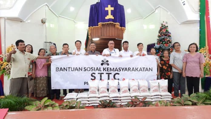 pt_sttc_salurkan_bansos_dan_tali_asih_pendeta_jembatan_kasih_untuk_jemaat_rumah_ibadah
