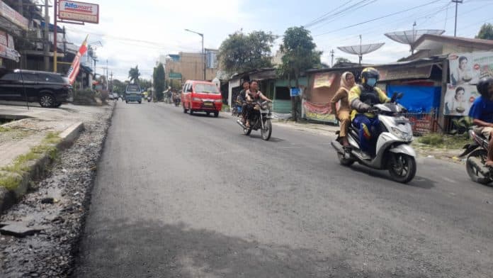 pt_waskita_sebut_pengaspalan_dalam_dua_hari_jalan_ade_irma_siantar_bakal_mulus