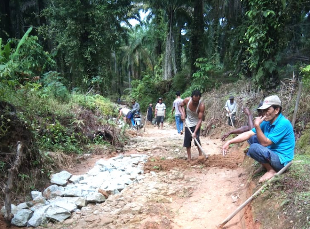 ptpn_iv_kebun_unit_marihat_bersama_warga_perbaiki_jalan_rusak_di_simpang_dolok_nauli