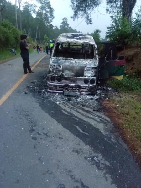 pulang_berlibur_mini_bus_terbakar_di_jalan_simarjarunjung
