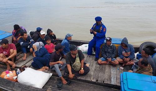 pulang_dari_malaysia_15_pmi_ilegal_diboyong_ke_polda_sumut