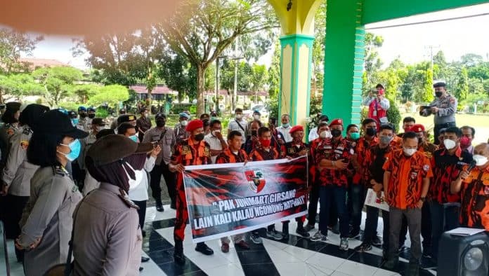 puluhan_anggota_pp_sergai_unjuk_rasa_di_kantor_dprd