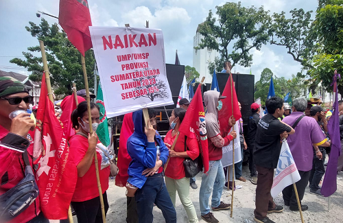 puluhan_buruh_minta_revisi_uu_cipta_kerja_dan_kembalikan_harga_bbm