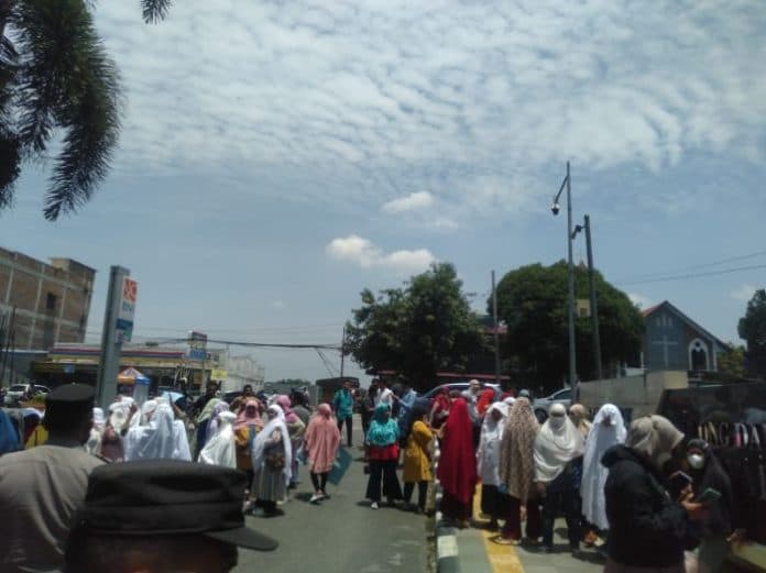 puluhan_emak_emak_bermukena_datangi_polda_sumut_desak_bandar_judi_dibekuk