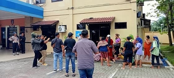puluhan_emak_emak_datangi_propam_polda_sumut_kenapa