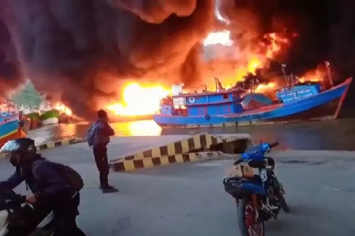 puluhan_kapal_nelayan_di_dermaga_batere_cilacap_jateng_hangus_terbakar