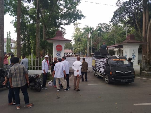 puluhan_kontraktor_demo_di_kantor_bupati_deli_serdang_desak_kadis_cikataru_dicopot