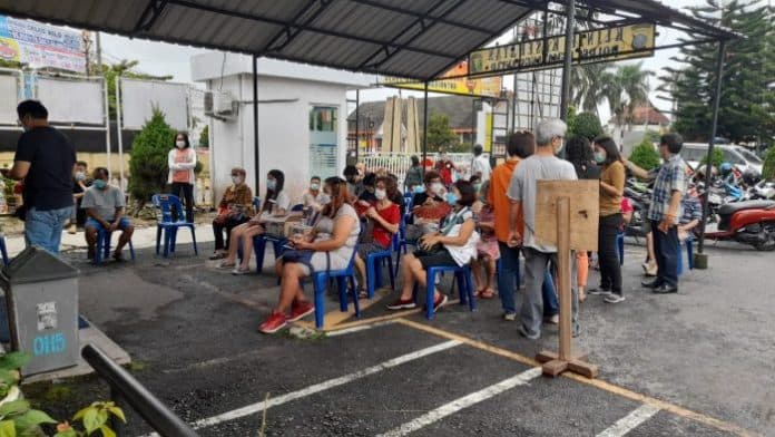 puluhan_lansia_ikut_vaksinasi_massal_di_polres_siantar