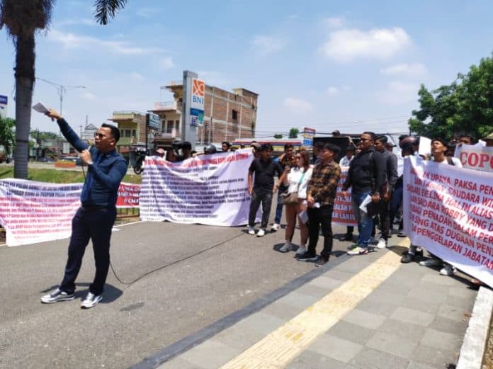 puluhan_massa_datangi_polda_sumut_minta_polisi_adil_tangani_kasus_penipuan