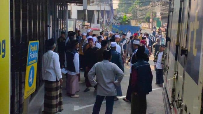 puluhan_massa_geruduk_tempat_ibadah_di_depok_polisi_bukan_penyerangan