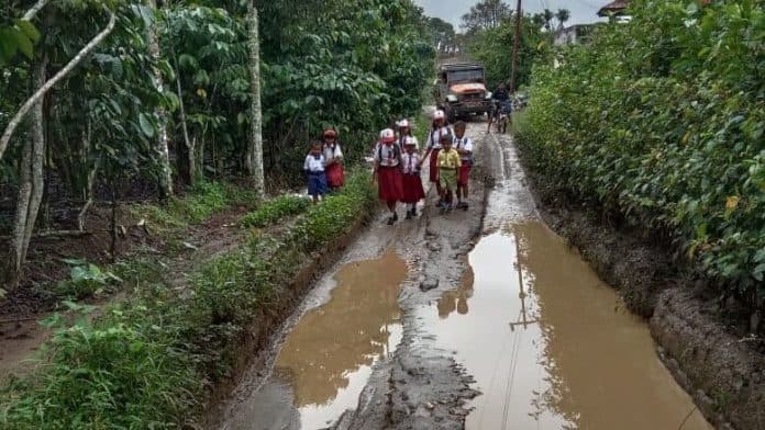 puluhan_murid_sd_di_dairi_minta_perbaikan_jalan_rusak_parah_ke_jokowi