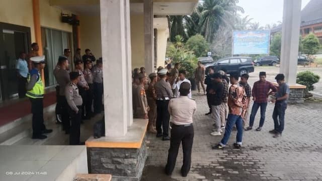 puluhan_orang_desak_pj_bupati_palas_copot_direktur_rsud_sibuhuan
