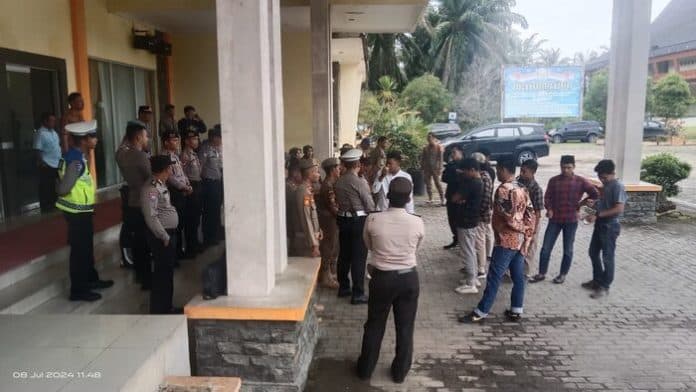 puluhan_orang_desak_pj_bupati_palas_copot_direktur_rsud_sibuhuan