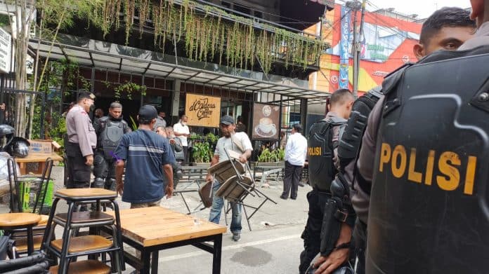puluhan_orang_diamankan_tolak_eksekusi_caldera_coffee_medan