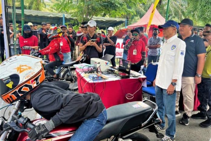 puluhan_pebalap_dragbike_berlaga_di_sirkuit_buatan_pabrik_benang_kisaran