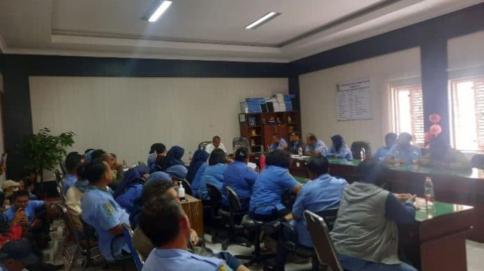 puluhan_pegawai_pdam_tirtalihou_sampaikan_mosi_tak_percaya_pada_dirut_dprd_simalungun_lakukan_ini