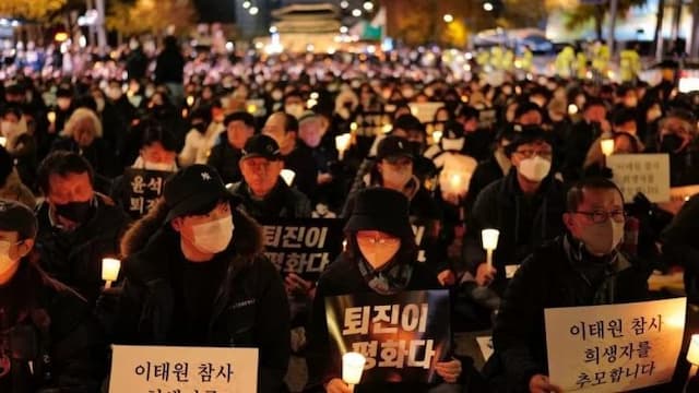 puluhan_ribu_demonstran_turun_ke_jalan_tuntut_keadilan_bagi_korban_tragedi_itaewon