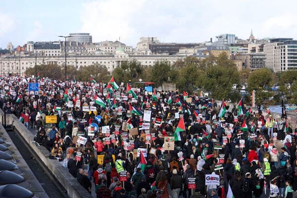 puluhan_ribu_orang_unjuk_rasa_solidaritas_palestina_di_london