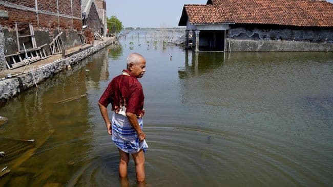 puluhan_rumah_warga_di_karimun_kepri_diredam_banjir_rob