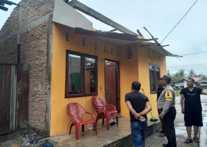 puluhan_rumah_warga_pantai_labu_rusak_disapu_angin_kencang