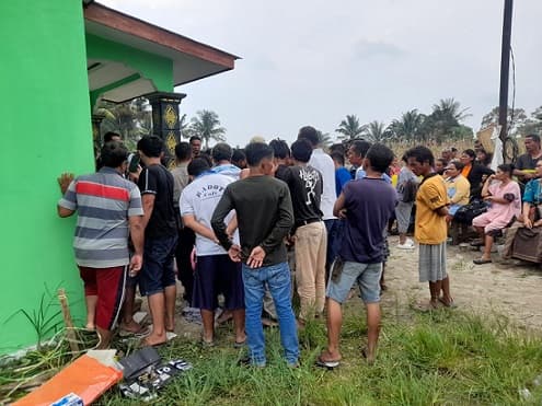puluhan_warga_kerumuni_rumah_irt_yang_tewas_mengenaskan_di_hutabarajahombang