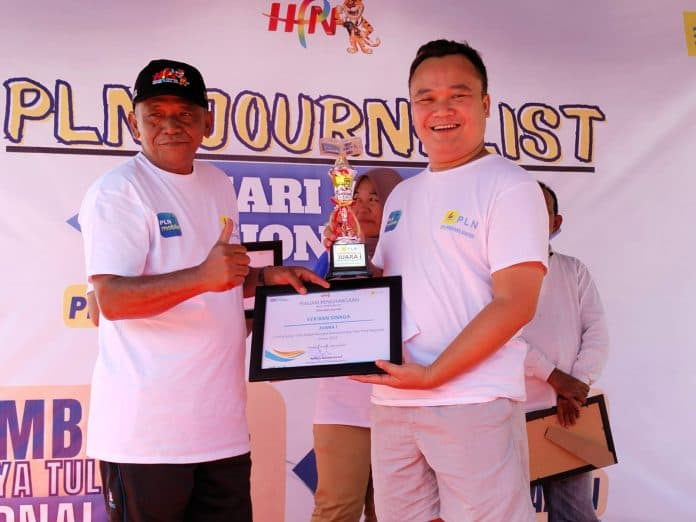 puncak_peringatan_hpn_2023_pln_up3_serahkan_hadiah_lomba_karya_tulis_jurnalis_siantar