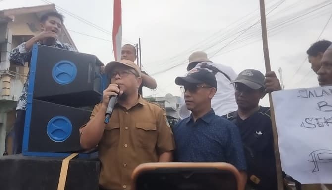pupr_sumut_tanggapi_aksi_warga_yang_demo_soal_jalan_rusak_di_asahan