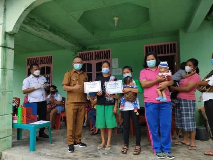 puskesmas_lumbanjulu_berikan_piagam_ke_ibu_dan_balita_yang_rajin_ke_posyandu