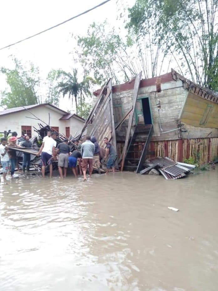 puting_beliung_hancurkan_11_unit_rumah_di_toba