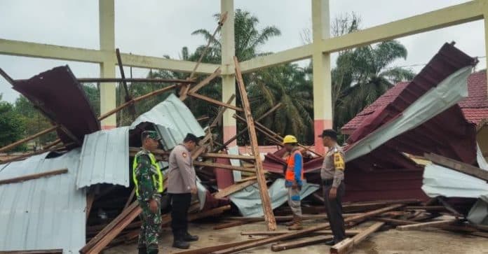 puting_beliung_rusak_50_rumah_di_huragi_palas_camat_setempat_cuek