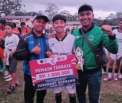 putra_kalang_fc_juarai_turnamen_junimart_girsang