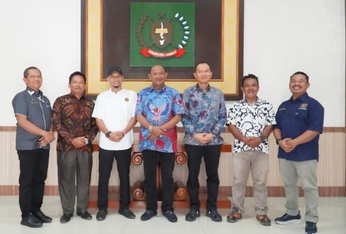 pwi_temui_plt_bupati_langkat_bahas_soal_hpn_dan_perumahan_wartawan
