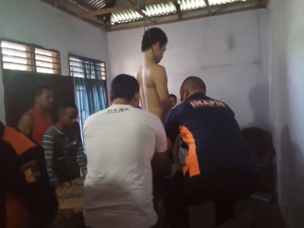 rais_munandar_pria_26_tahun_nekat_gantung_diri