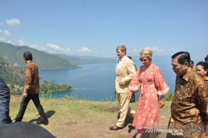 raja_dan_ratu_belanda_kunjungi_bukit_singgolom_toba