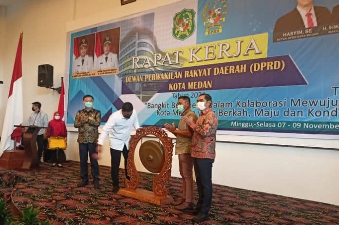 raker_dprd_medan_2021_perkuat_tiga_fungsi_dewan_kawal_pemulihan_ekonomi