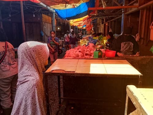 ramadhan_harga_daging_ayam_di_pasar_dwikora_meroket