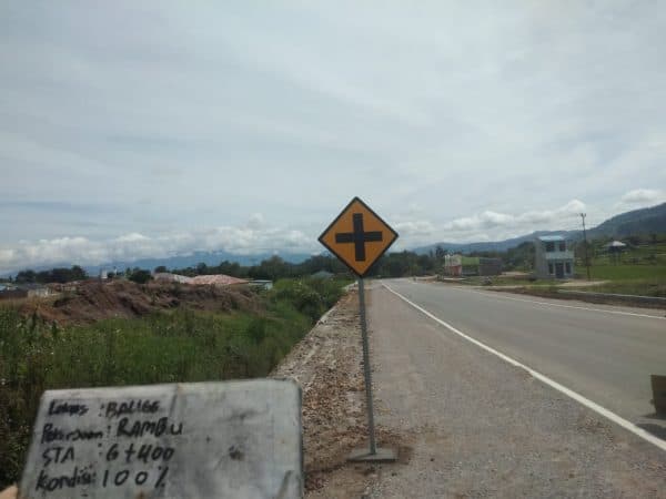 rambu_jalan_dipasang_di_jalan_balige_by_pass