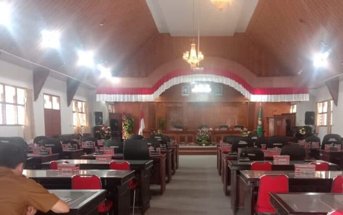 rapat_jam_karet_mungkin_cermin_terbaik_jalankan_tatib_dprd_taput