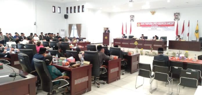 rapat_paripurna_dprd_samosir_berlangsung_panas