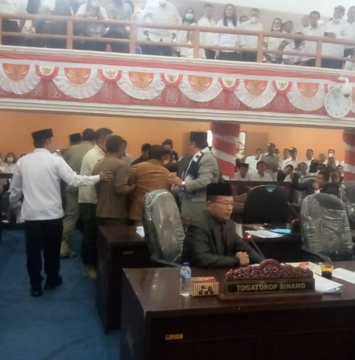 rapat_paripurna_oknum_anggota_dprd_pakpak_bharat_nyaris_baku_hantam